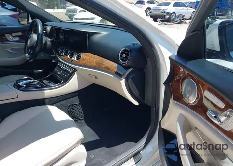 2017 Mercedes-Benz E 300 z USA, uszkodzony, nr VIN WDDZF4JB2HA008108